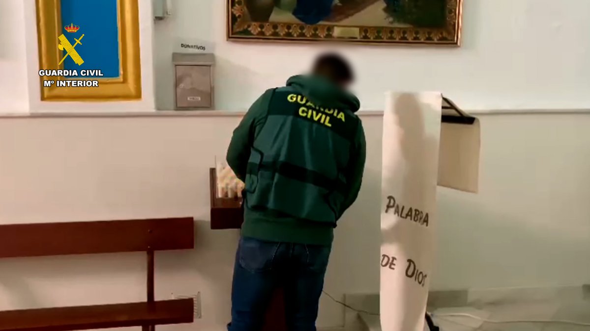 Uno de los agentes durante la investigación en una de las iglesias afectadas.