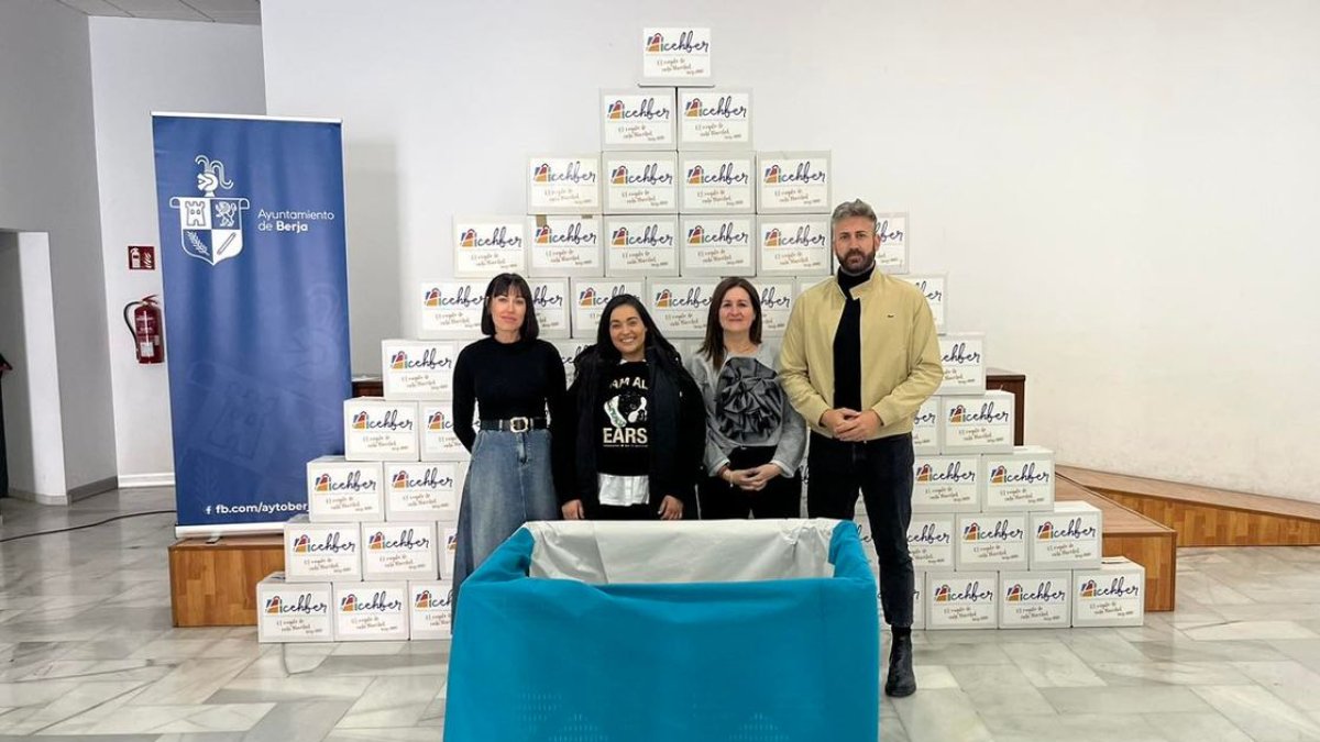 El edil de Comercio y responsables de Acehber durante el sorteo.