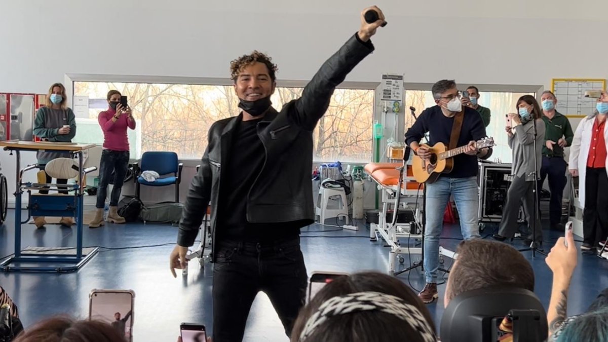Dabid Bisbal, en el mini-concierto en el Hospital de Toledo.