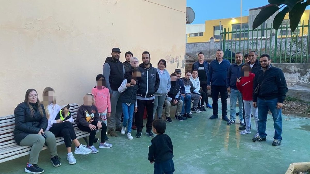 Varias de las familias que viven en las viejas casas que serán demolidas por el soterramiento.