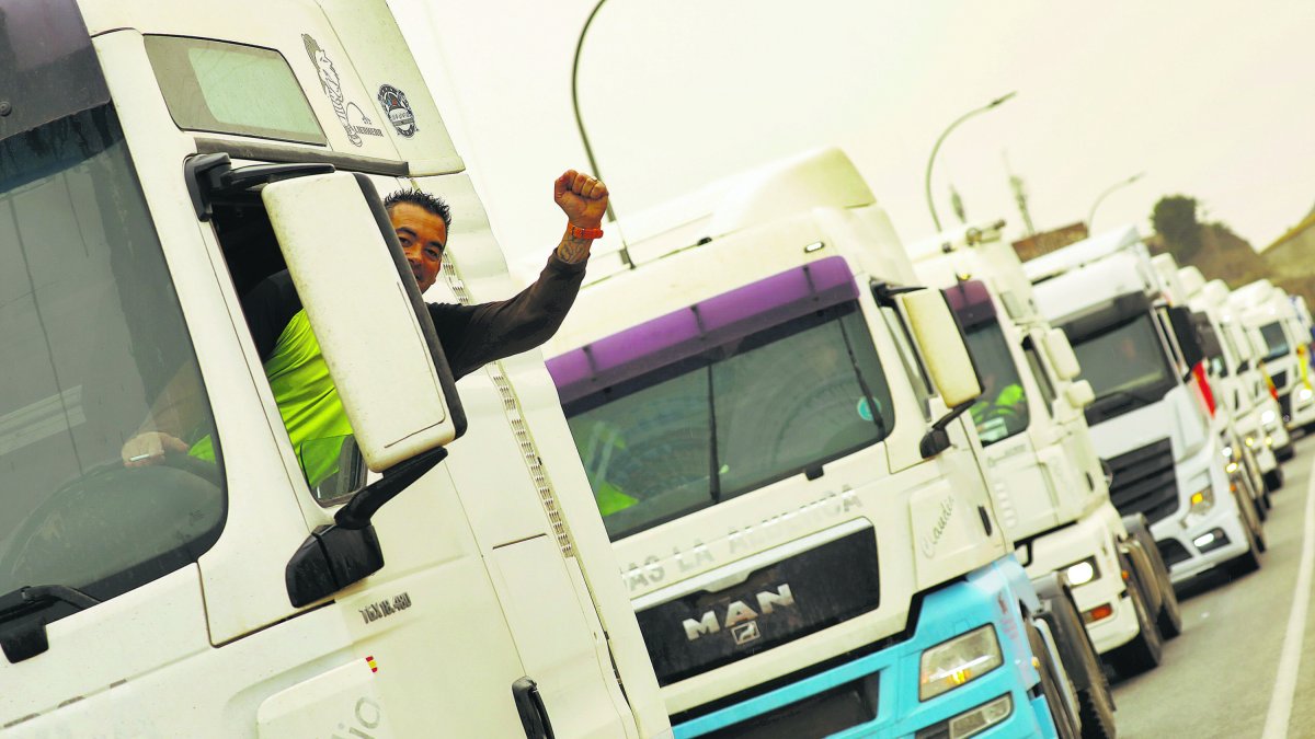 Camiones almerienses en una cola en la carretera.