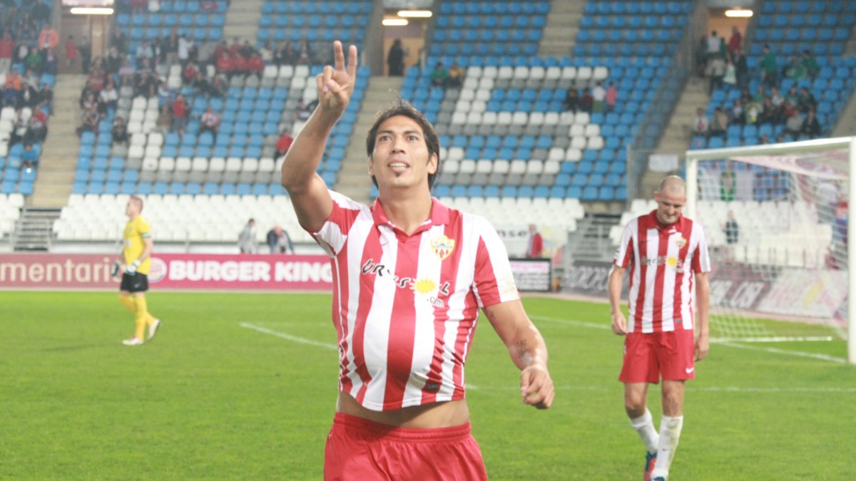 Leo Ulloa celebrando su último gol con el Almería. Fue el 14 de octubre de 2012 contra el Córdoba.