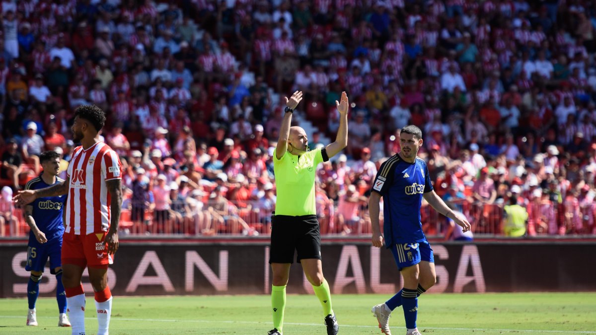 Pablo González Fuertes en el Mediterráneo dirigiendo el Almería-Granada. Se disputó en octubre.