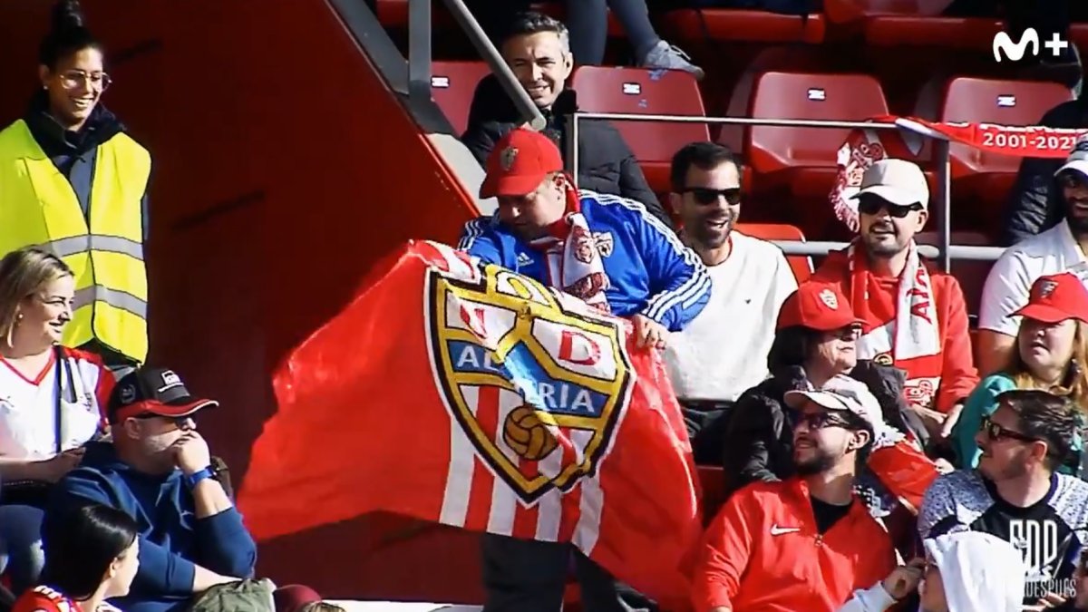 Pepe en la grada de Preferencia haciendo disfrutar a los aficionados del Almería.