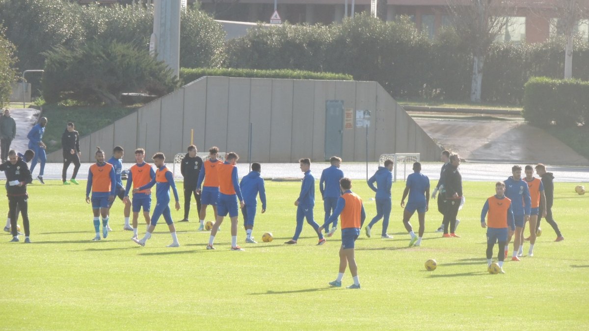 El equipo trabajando en el Anexo este miércoles después de la lluvia.