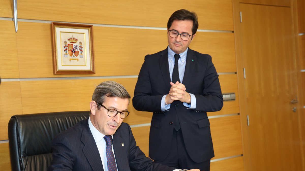 El consejero de Industria de la Junta, junto al alcalde, firmando en el Libro de Honor de El Ejido.