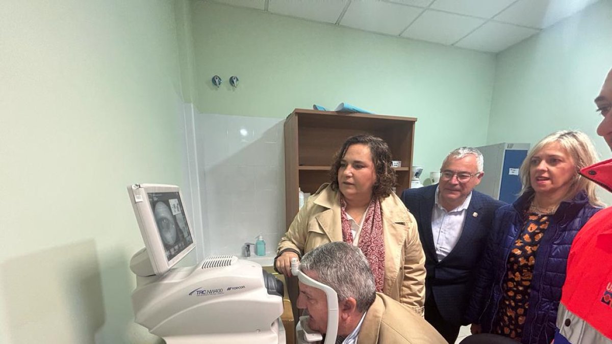El delegado de Salud prueba , junto al equipo directivo del Área Norte y el alcalde de Garrucha.