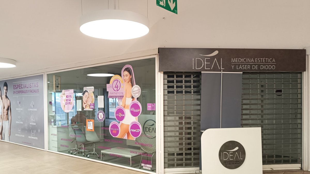Imagen del Centro Ideal Almería tras cerrar definitivamente sus puertas.