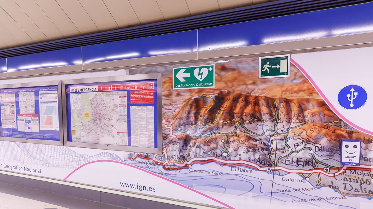 Mapa que muestra Adra, Dalías o El Ejido en la estación de metro de Guzmán el Bueno.