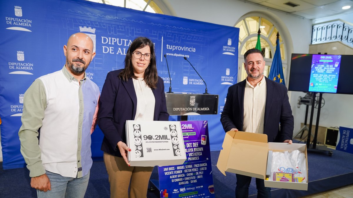 Promotor del evento, Luis Javier Giménez; la diputada de Cultura, Cine e Identidad Almeriense, Almudena Morales y el alcalde de Macael, Raúl Martínez