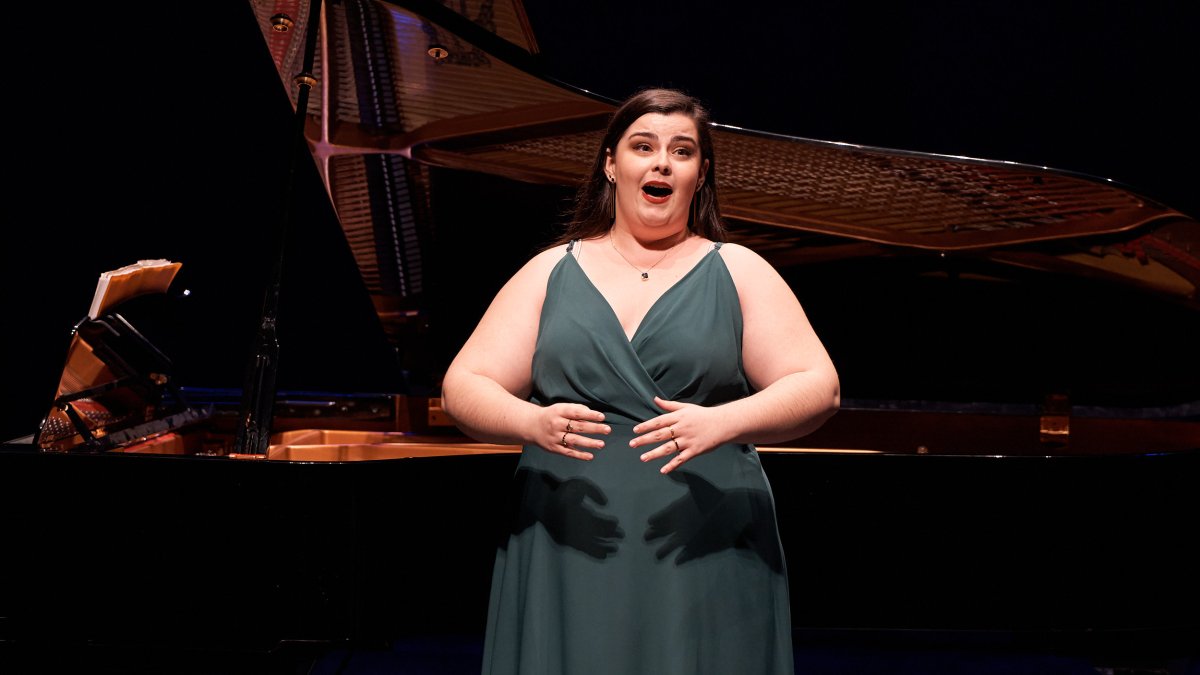 Carmen Larios, en la final del certamen en el sevillano Teatro de la Maestranza. Foto: ASAO.