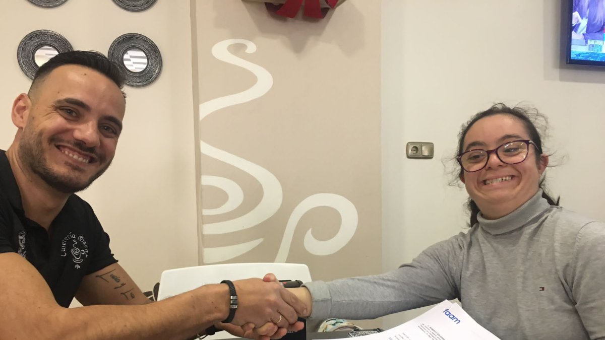 Firma del contrato con la FAAM.