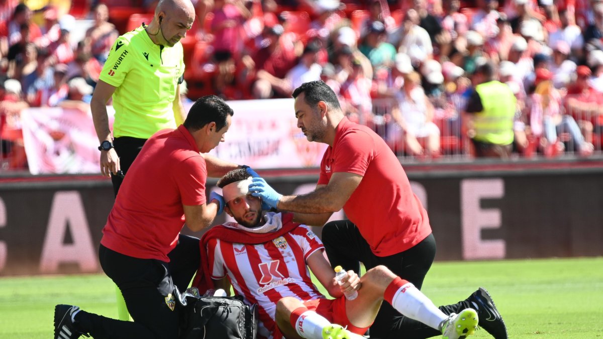 Édgar González fue sustituido ante el Granada por un golpe en la cabeza. Aquel día fue mediocentro.