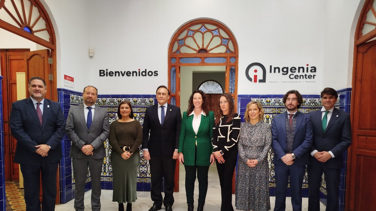 Foto de familia de los equipos de la Junta y el Ayuntamiento