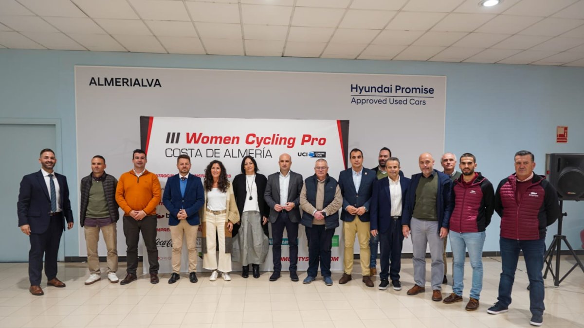 Foto de familia en Hyundai Almerialva para recibir a la tercera edición de la Women Cycling Pro.