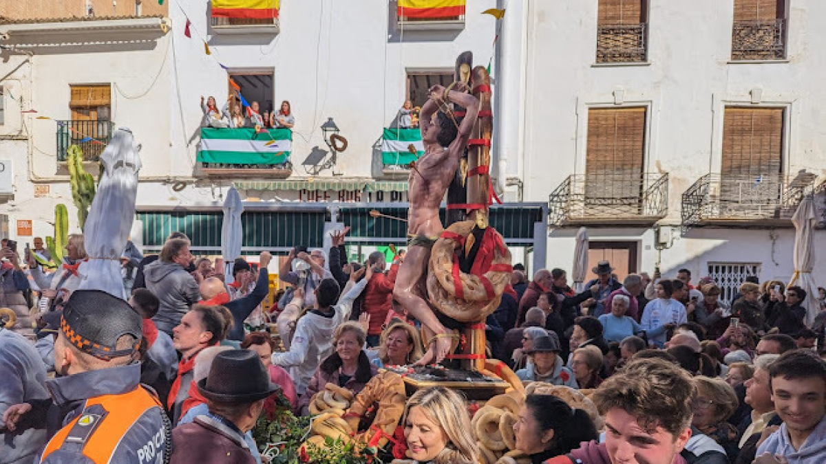 Los lubrinenses en una procesión de San Sebastián.