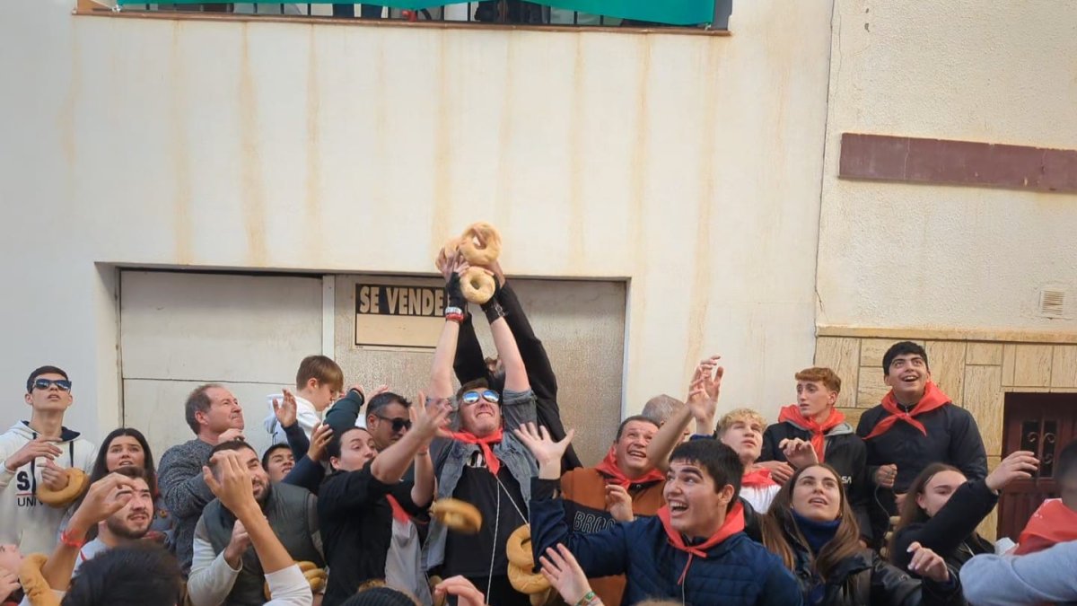 Los jóvenes \'luchan\' por hacerse con el mayor número de roscos en Lubrín (202).