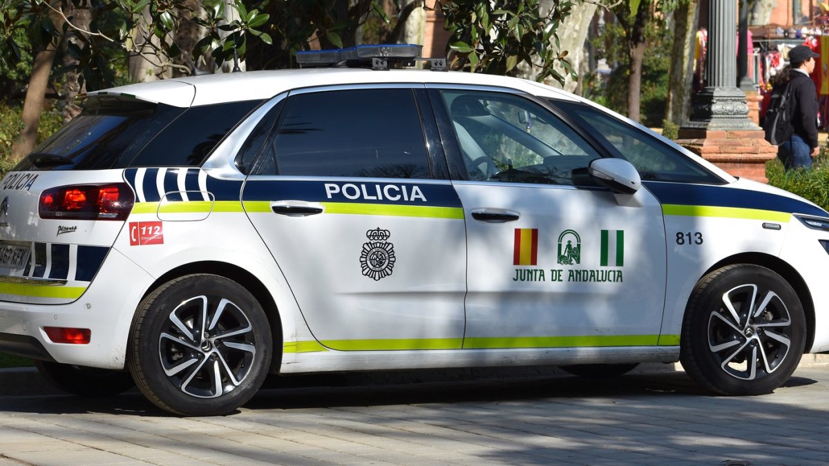 La Unidad de Policía Adscrita retira a sus padres un bebé.