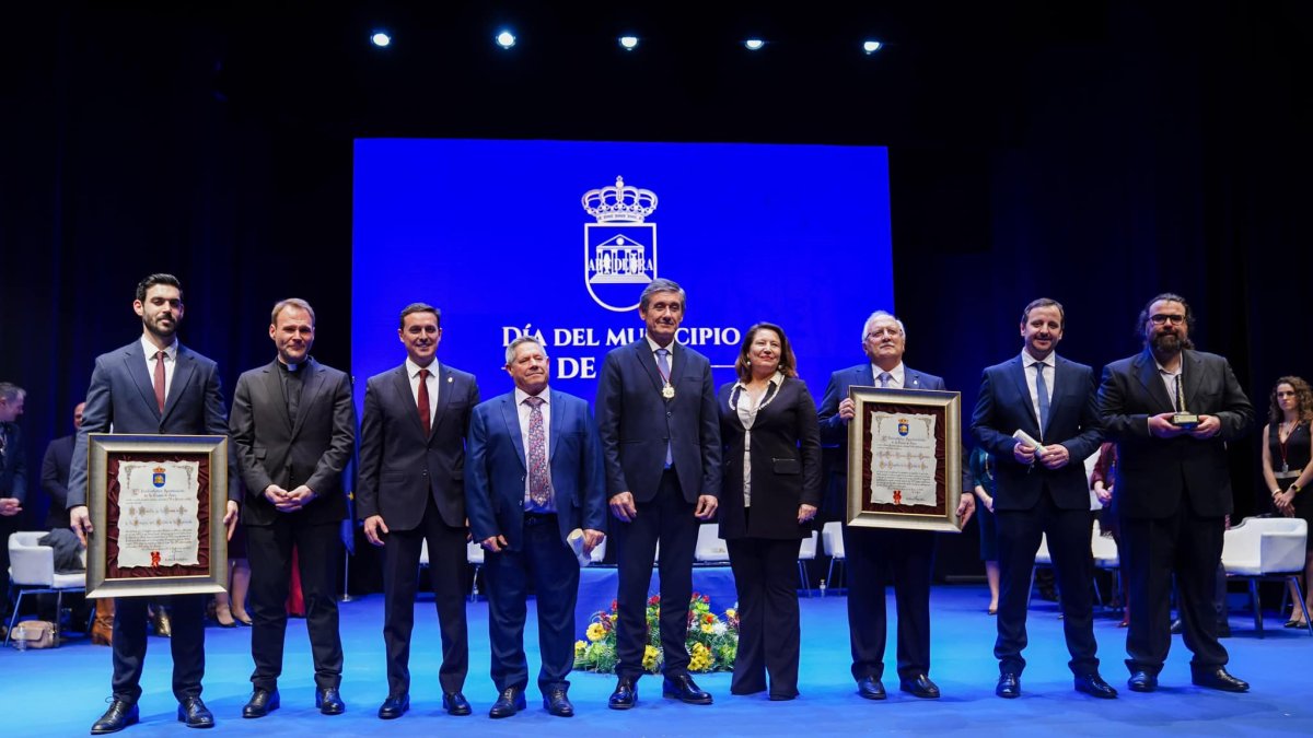 Foto de familia de las autoridades políticas y homenajeados en la I Gala del Día del Municipio de Adra.