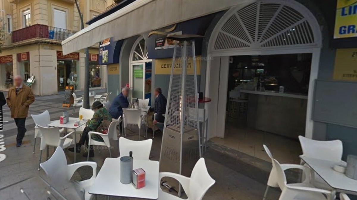 Local en el que estuvieron la histórica Capri y Cafetería Raíces.