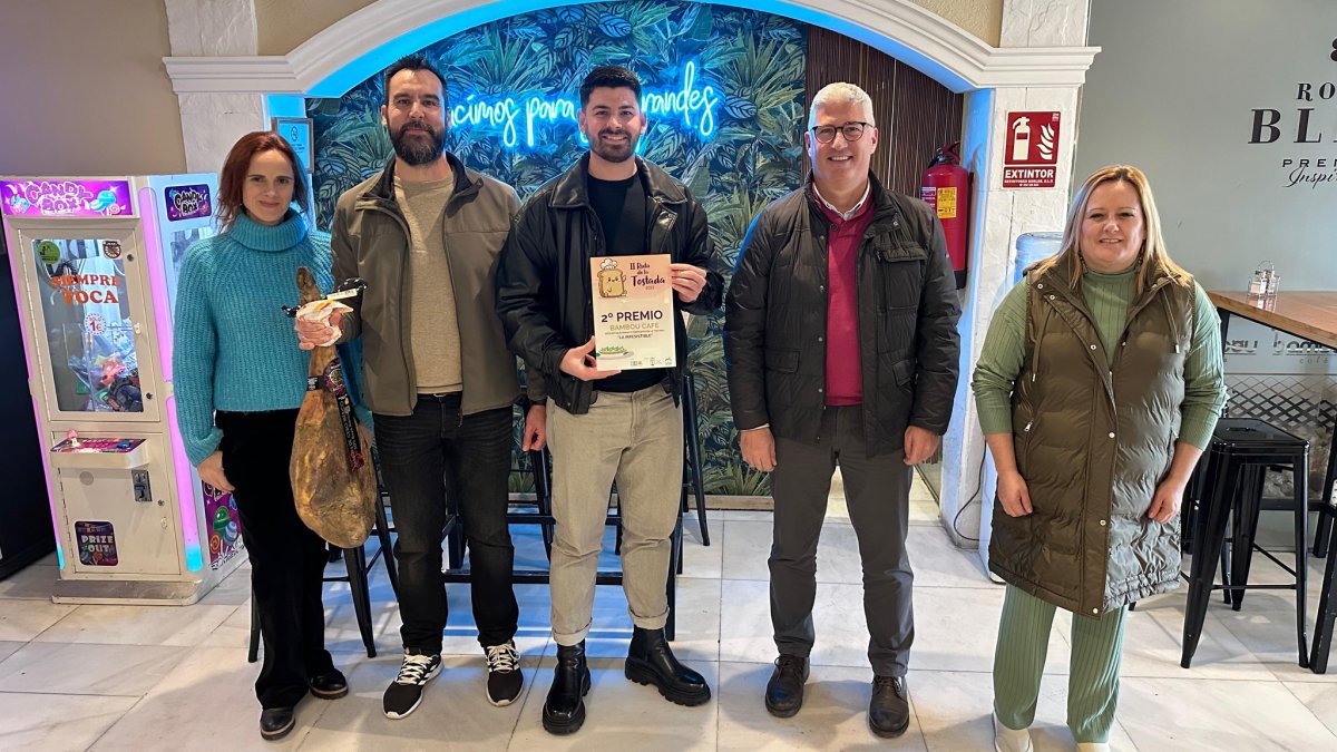 Ismael Torres, alcalde de Huércal de Almería, entrega uno de los premios.