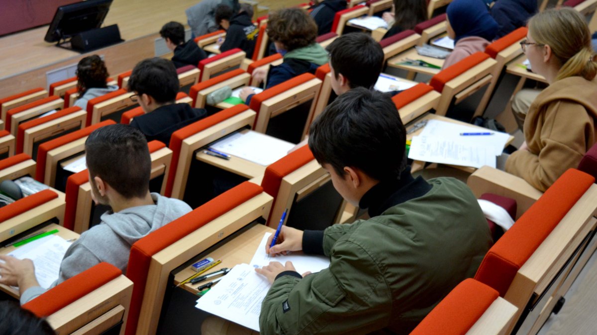 Alumnos durante la realización de la prueba de la Olimpiada Matemática este viernes en las instalaciones de la Universidad de Almería.