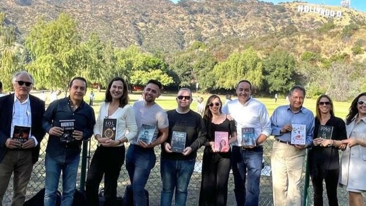 Juan Manuel Sánchez, en el centro, con su libro y otros escritores durante su visita a Los Ángeles.