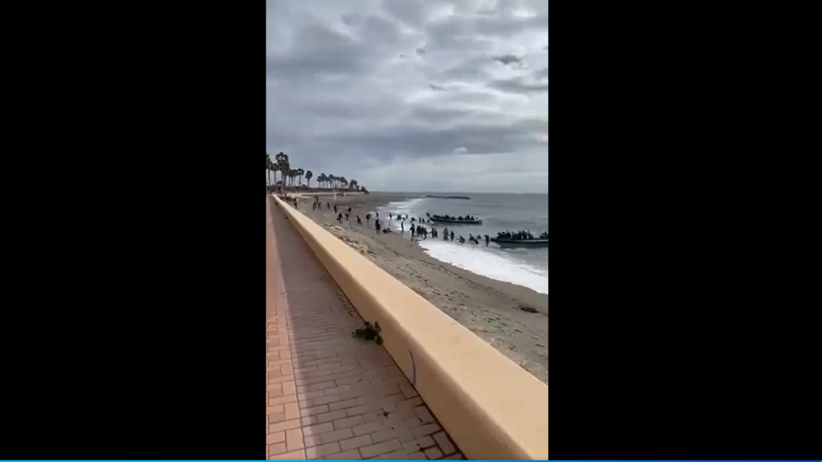 Imagen capturada por un usuario de la llegada de las dos pateras a la playa de Adra.
