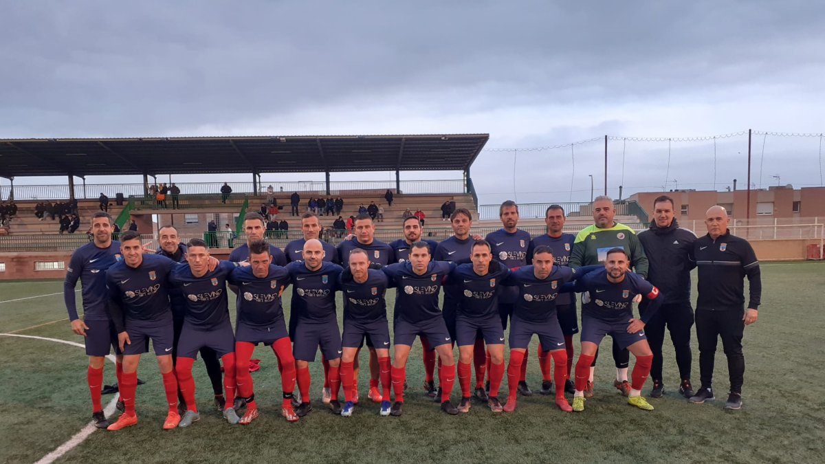 El Roquetas levanta la copa del Torneo de Navidad.