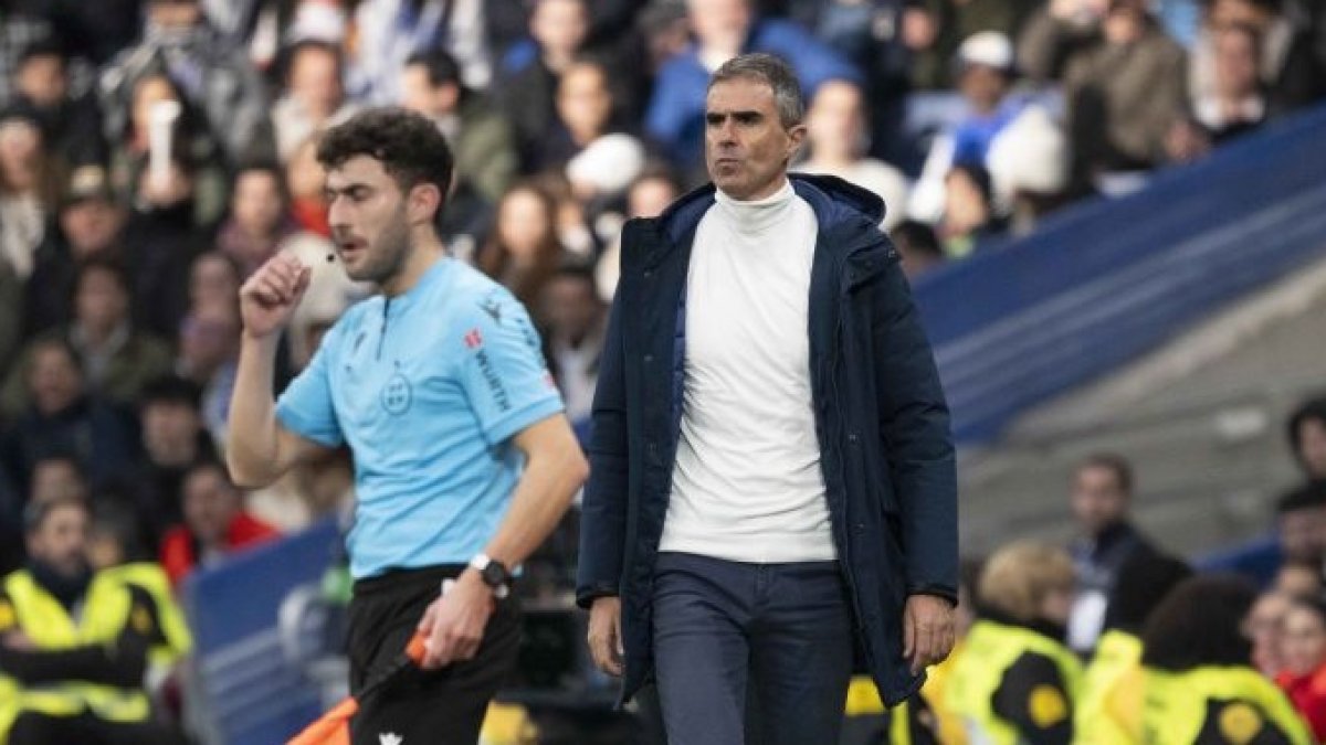 El entrenador del Almería fue expulsado por Hernández Maeso en el tramo final.