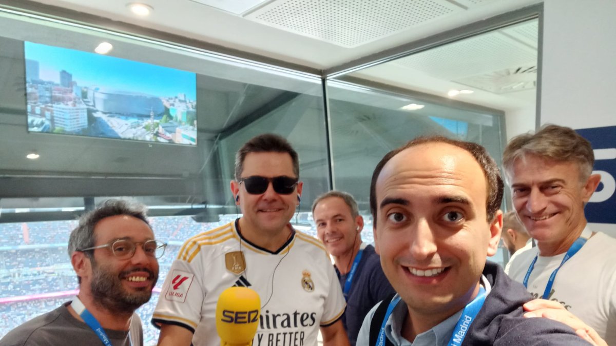 Tomás Roncero con el equipo de la Cadena SER en la cabina para seguir el Real Madrid-Almería.