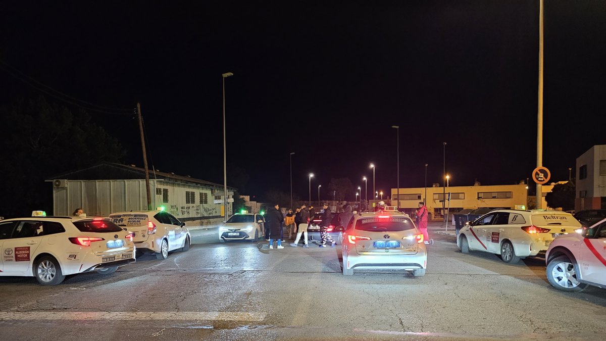 Taxistas en El Puche después de que intentaran atracar a un compañero.