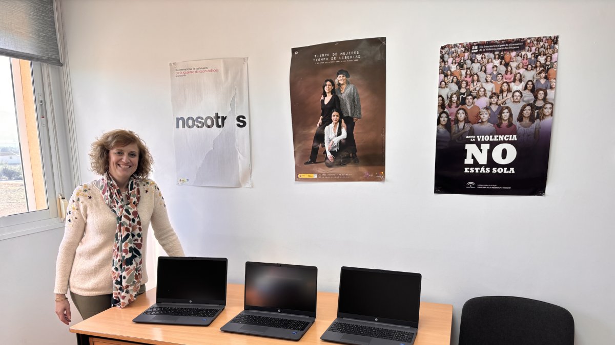 Fina García, concejal de Mujer del Ayuntamiento de Pulpí con los ordenadores.