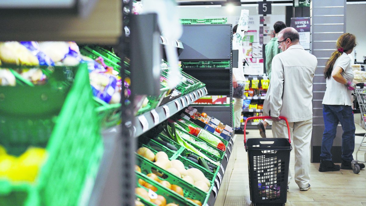 Salarios por debajo de la media nacional e inflación lastran la capacidad de ahorro de los almerienses.