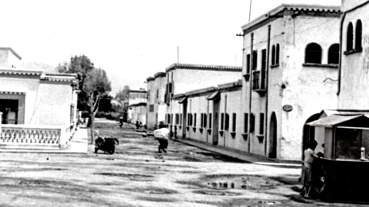 Barraca de madera en la plaza principal del Zapillo, frente a la parada principal del autobús.