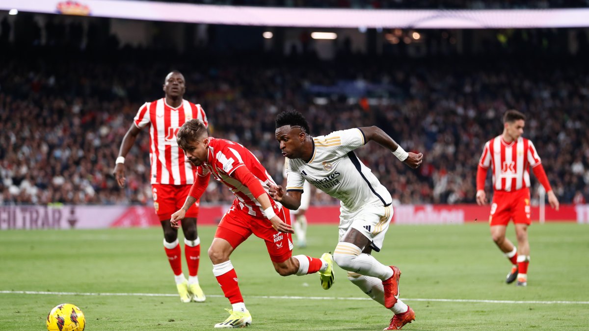 Vinicius y Pozo en una de las jugadas del Real Madrid-Almería.