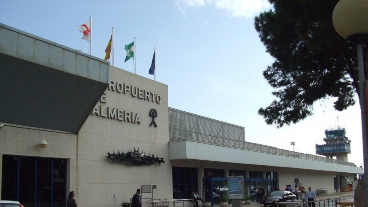 Fachada del aeropuerto de Almería.