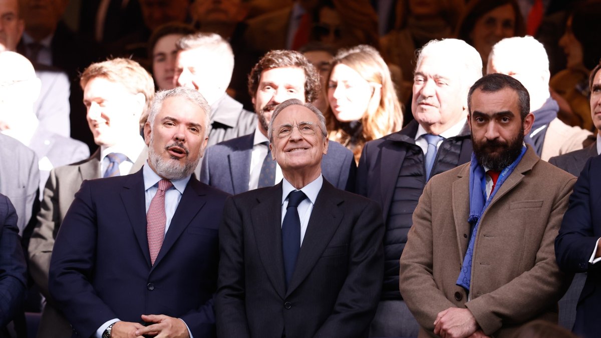 Mohamed El Assy con Florentino Pérez en el Bernabéu.