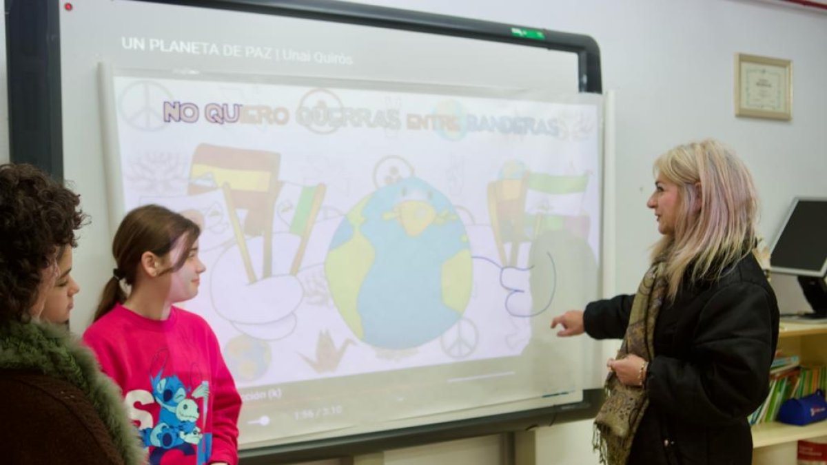 Patricia del Pozo, consejera de Desarrollo Educativo y FP, hace uso de una de las pizarras digitales.