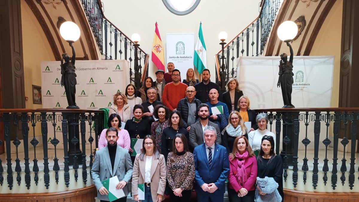 Foto de familia tras la entrega de ayudas en materia de drogodependencia a entidades locales y asociaciones.