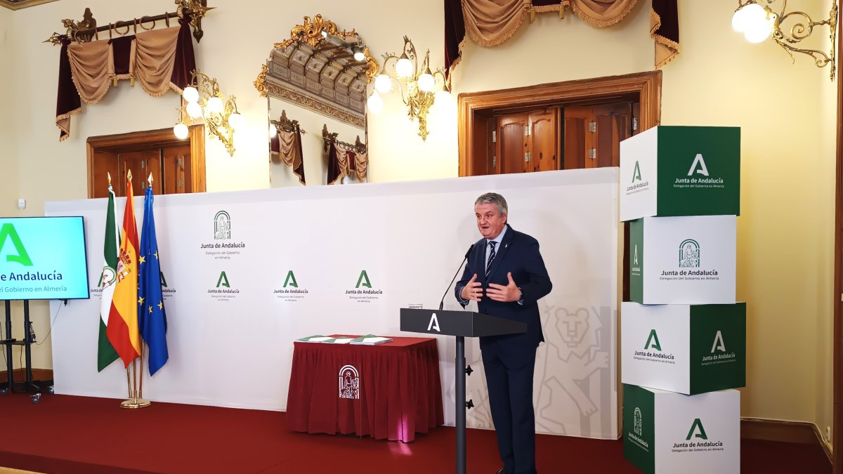 Juan de la Cruz Belmonte, delegado territorial de Salud y Consumo, en un acto en la Delegación del Gobierno de la Junta de Andalucía en Almería.