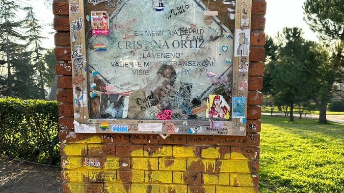 Parte de la placa homenaje a La Veneno, vandalizada.