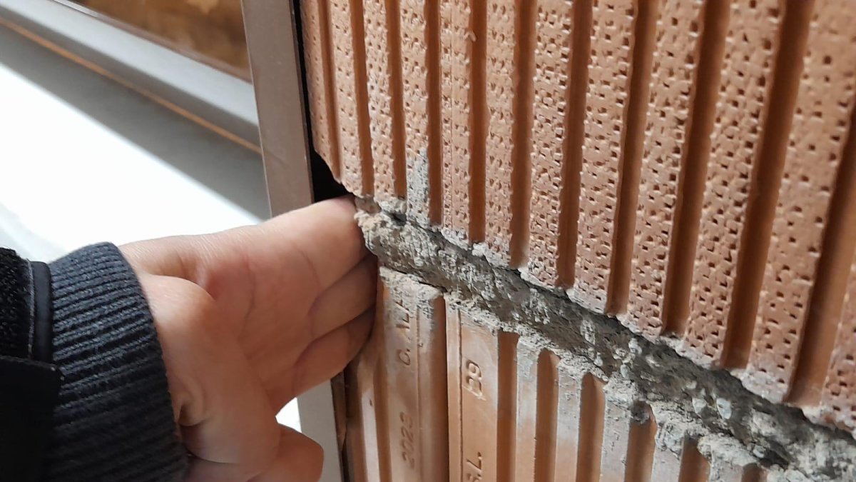 Huecos con los que cabe una mano han encontrado junto a las puertas