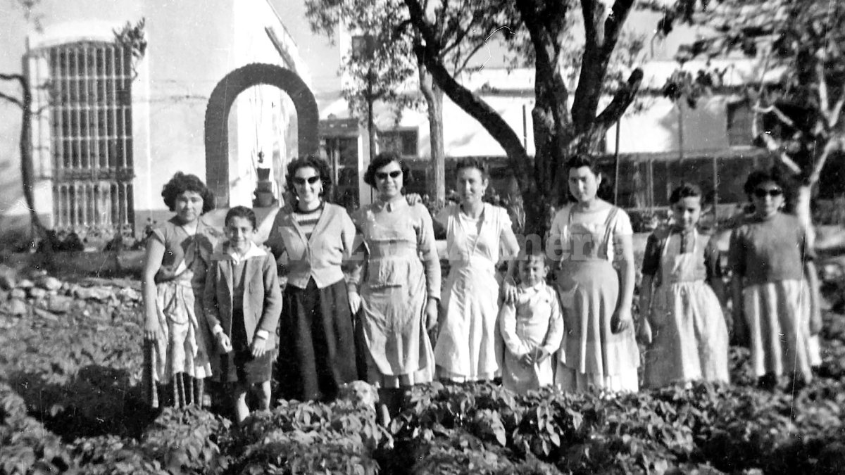 Rosa Jiménez, con gafas oscuras y chaqueta, dirigía a las muchachas que trabajaban en la fábrica del cortijo de Villa Encarna en Los Molinos.