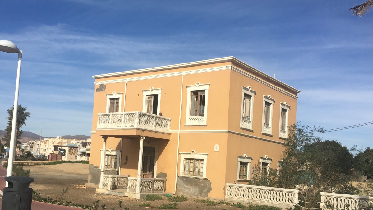 La casa de La Marina, de López Rull, con el inquilino tomando el sol en la terraza.