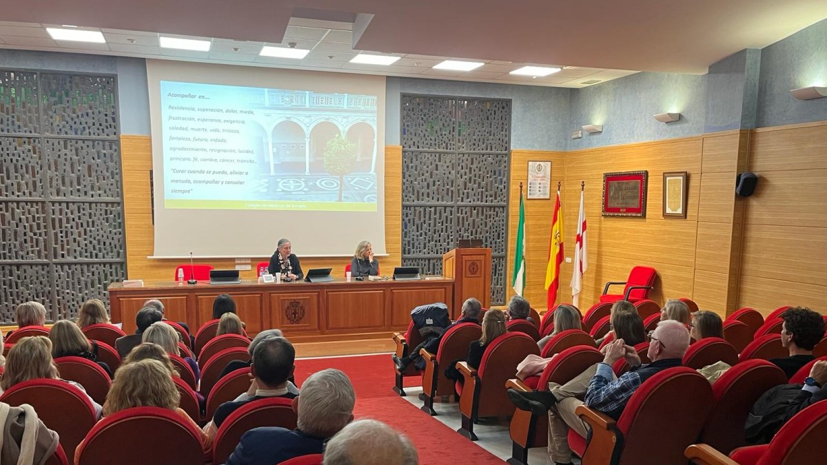 Presentación del ‘A ras del suelo’ en el Colegio Oficial de Médicos de Almería.