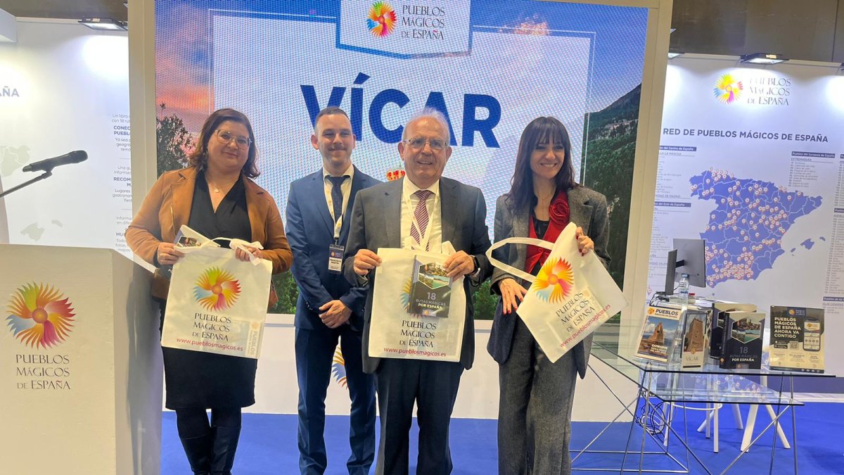 Antonio Bonilla, Luz María Fernández y Vanesa Lidueña representando a Vícar en el espacio de Pueblos Mágicos de España.