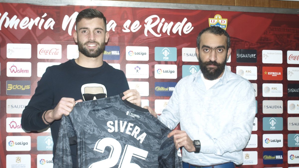 Antonio Sivera y Mohamed El Assy en su presentación con el Almería en la temporada 2019-2020.