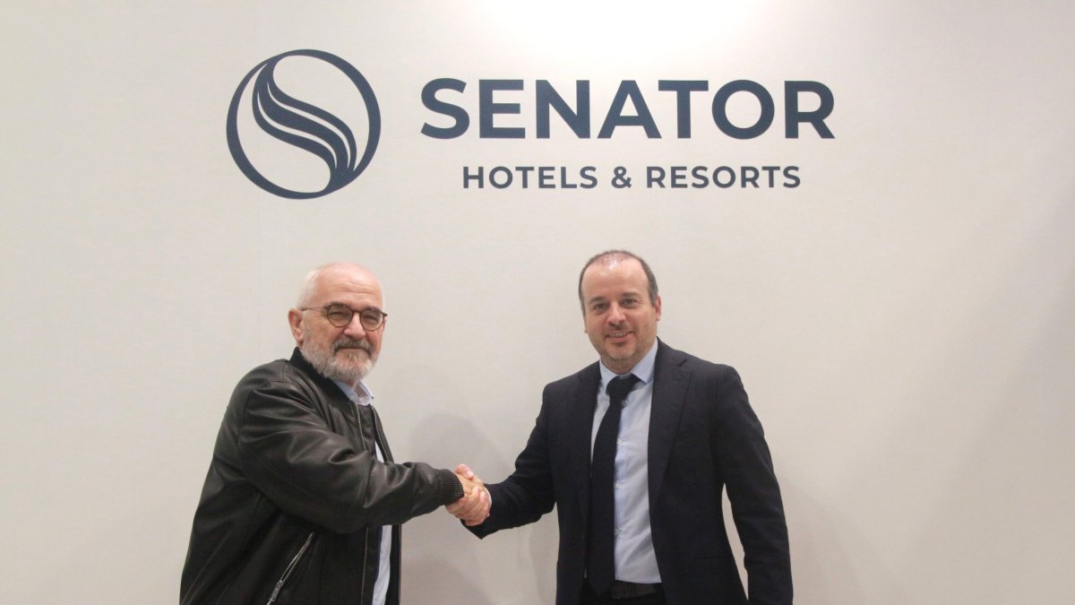 Daniel Rossell, vicepresidente & CEO del grupo hotelero, estrecha la mano a Silvio Lazo Coello