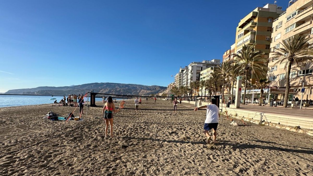 Amigos jugando al Tenis Playa en el Zapillo.